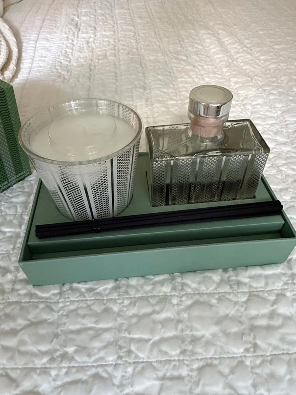 Nest Holiday candle and diffuser set